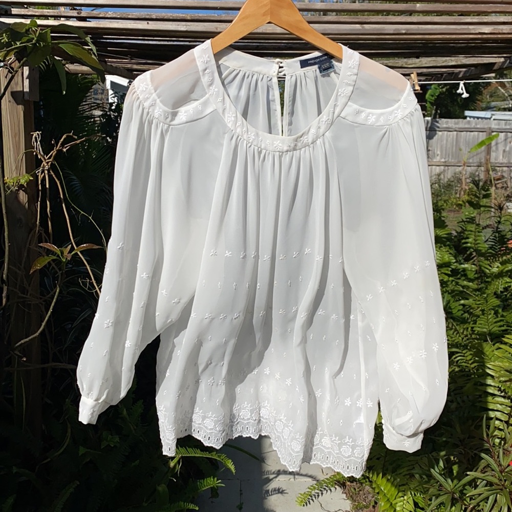 Lovely French connection white top, so pretty!🤍 see how it billows in the wind
